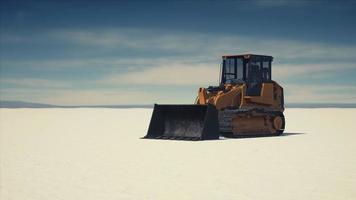 máquina niveladora de carreteras en la carretera del desierto de sal