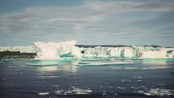 snötäckta berg mot det blå havet i Antarktis video
