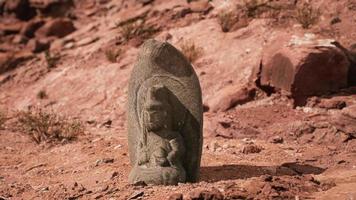 statua antica sulle rocce del deserto video