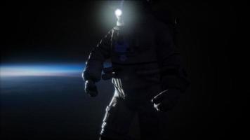 astronauta en el espacio ultraterrestre contra el telón de fondo del planeta tierra video