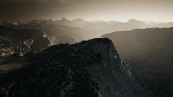 ciel dramatique au-dessus des marches d'une montagne. video