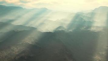 paisagem aérea do deserto vulcânico com raios de luz video