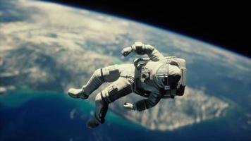 astronaute flottant au-dessus de la terre éléments de cette image fournie par la nasa video