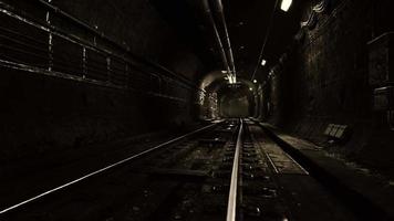 túnel ferroviário vazio perto da estação ferroviária subterrânea video