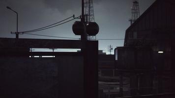 Industriegebiet bei dunklem bewölktem Wetter