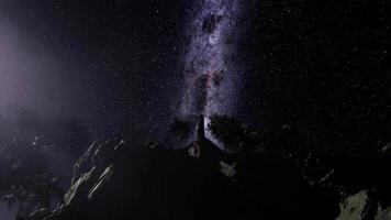 Sentiers d'étoiles d'astrophotographie 4k sur les parois du canyon de grès video