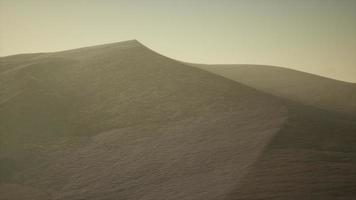 luftbild auf großen sanddünen in der sahara-wüste bei sonnenaufgang video