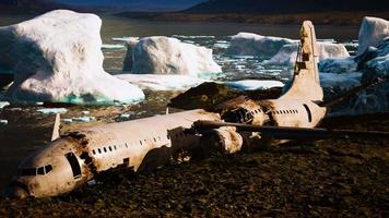 Altes kaputtes Flugzeug am Strand von Island video