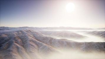 paisaje de montaña con niebla profunda en la mañana video