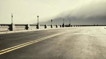 Beleuchtete leere Straßenbrücke im Nebel video