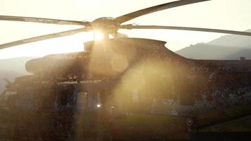 viejo helicóptero militar oxidado en el desierto al atardecer
