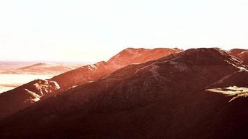 winter berglandschap bij zonsondergang video