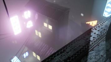 neonljus i mjukt fokus på gatan med dimma på natten video
