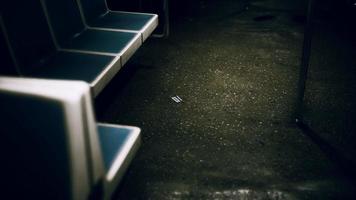 dentro del vagón vacío del metro de nueva york