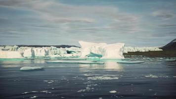 paisagem de iceberg antártico com geleira correndo para o oceano