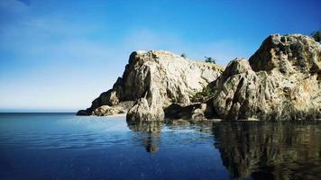 formation rocheuse sur la costa brava video