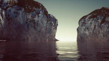 montagne del fiordo con rocce in Norvegia video
