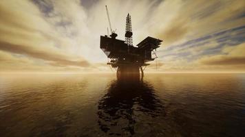 plataforma de elevação offshore no meio do mar na hora do pôr do sol video