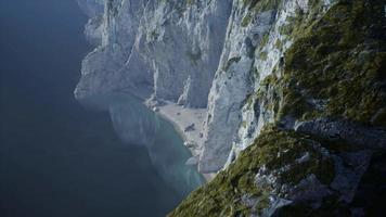 Inseln von Norwegen mit Felsen und Klippen video