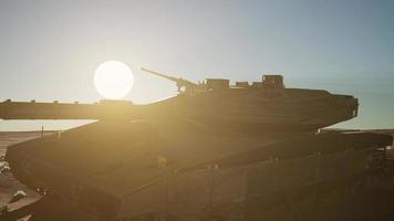 oude roestige tank in de woestijn bij zonsondergang video
