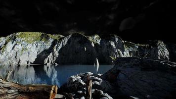 fiordo con nubes de tormenta oscuras video