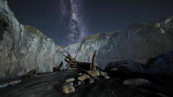 hyperlapse del cielo stellato notturno con spiaggia di montagna e oceano a lofoten norvegia video