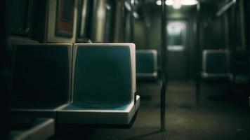 vagón de metro está vacío debido al brote de coronavirus en la ciudad video