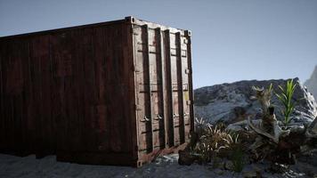 contenedor de transporte abandonado en el desierto video