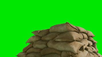 sacos de arena para defensa contra inundaciones o uso militar sobre fondo de cromakey verde video