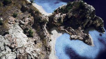 vista aérea do drone voador da ilha rochosa no oceano atlântico video