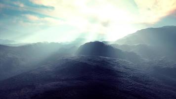 Berg in der Nebel- und Steinwüste video