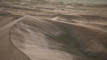 dunas do deserto de areia vermelha ao pôr do sol video