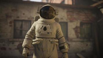 astronauta perdido perto de edifícios industriais abandonados da antiga fábrica