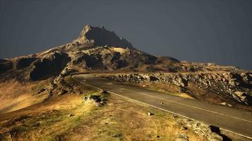 strada in riva al mare all'ora del tramonto video