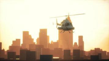 Hélicoptère de silhouette au fond de paysage urbain video
