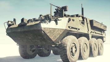 tanque militar no deserto branco