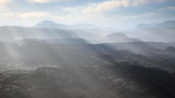 paysage désertique volcanique aérien avec des rayons de lumière