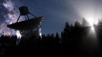 observatoire astronomique sous les étoiles du ciel nocturne video