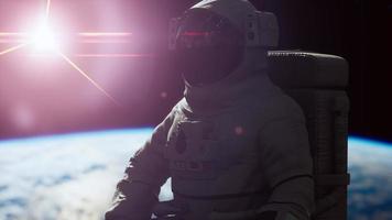 astronauta do homem do espaço no espaço em um fundo do planeta terra azul video