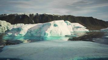 paisagem de iceberg antártico com geleira correndo para o oceano