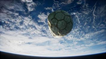 vieux ballon de football dans l'espace sur l'orbite terrestre video