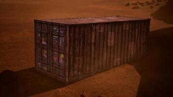 verlassener Schiffscontainer in der Wüste video