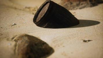 oud houten vat op het strand video