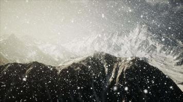 fuertes nevadas, centradas en los copos de nieve, montañas en el fondo
