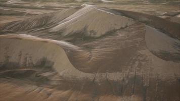 dunas del desierto de arena roja al atardecer video