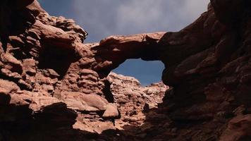 arco de piedra roja en el parque del gran cañón video