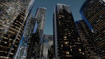 stadswolkenkrabbers 's nachts met donkere lucht video
