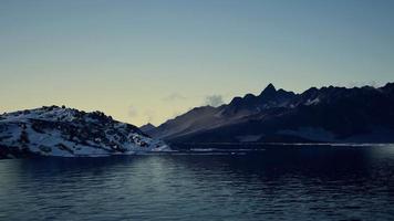 8k berg täckta med is i antarktiska landskap video