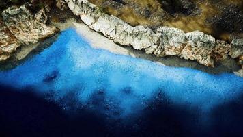 vista aérea desde un dron volador de una isla rocosa en el océano atlántico video