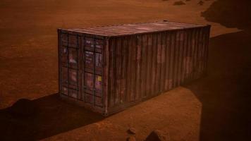 contenedor de transporte abandonado en el desierto video